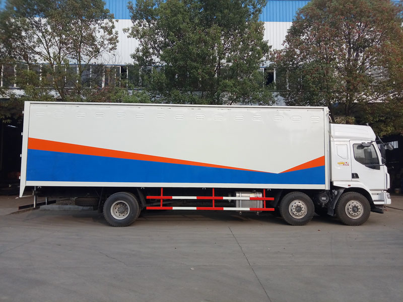 柳汽9.6米(13.8噸)液體廂式車