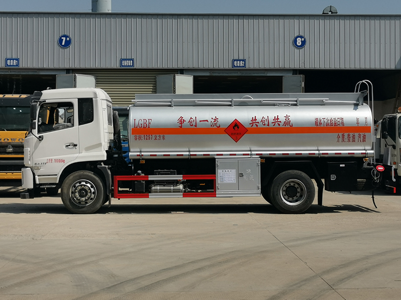 東風(fēng)錦程10噸運(yùn)油車(chē)