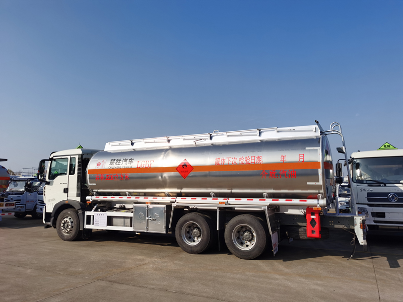 豪沃后八輪油罐車