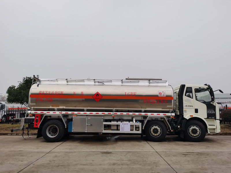解放小三軸鋁合金油罐車