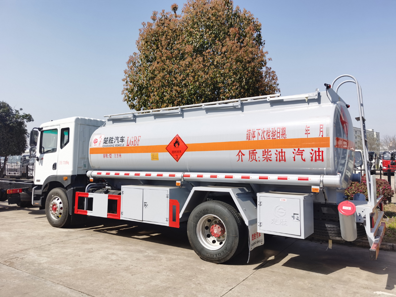 東風(fēng)多利卡D9油罐車