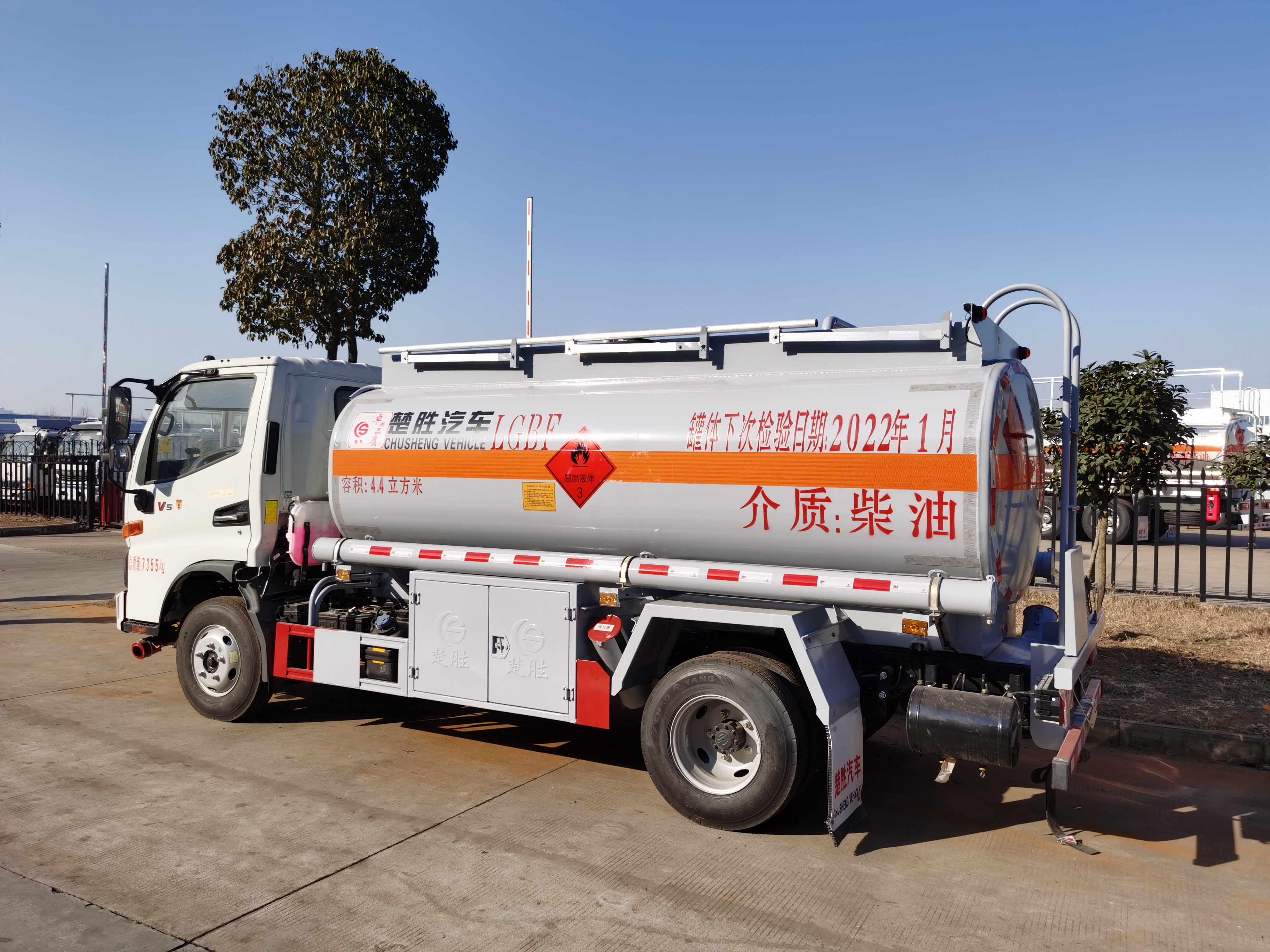 江淮5噸柴汽油介質(zhì)油罐車