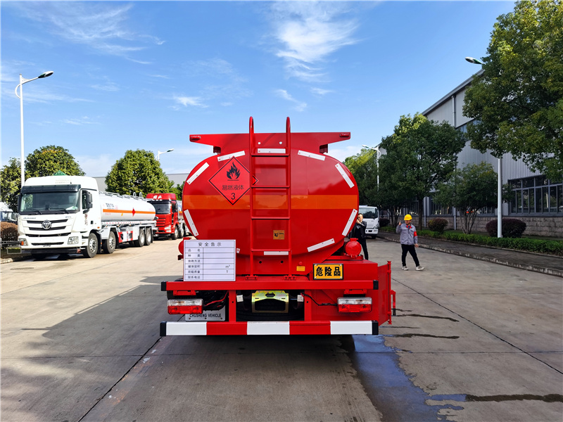 消防隊專用國六東風8噸油罐車